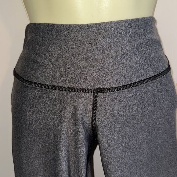 OC gray polyester/elastane low rise Capri exercise leggings - Picture 2 of 5
